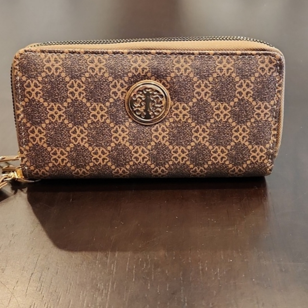 Wristlet wallet